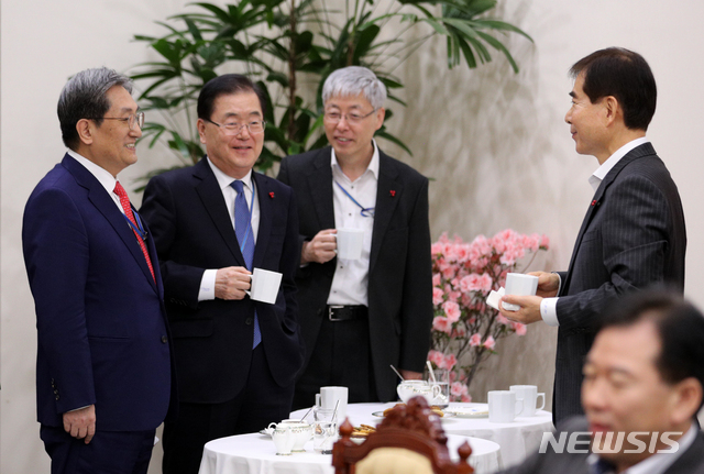 【서울=뉴시스】박진희 기자 = 노영민 신임 비서실장이 14일 오후 청와대 여민관에서 열린 수석보좌관 회의에 앞서 정의용 국가안보실장을 비롯한 수석들과 대화를하고 있다. 2019.01.14.&nbsp; pak7130@newsis.com