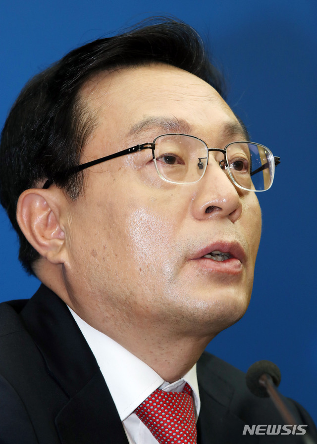 [서울=뉴시스]박미소 기자 = 손태승 우리금융그룹 회장 겸 은행장이 지난해 1월14일 오후 서울 중구 우리은행 본점에서 열린 기자간담회에서 발언하고 있다. 2019.01.14. misocamera@newsis.com