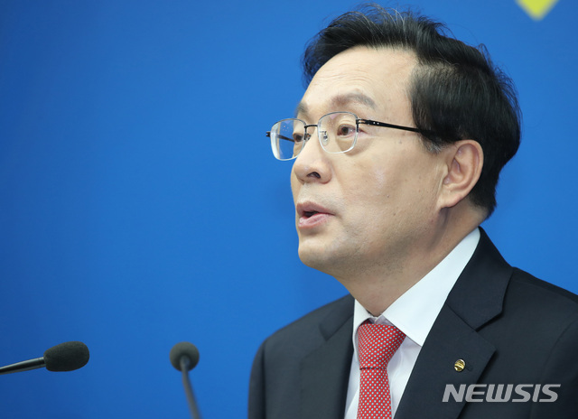 【서울=뉴시스】박미소 수습기자 = 손태승 우리금융그룹 회장 겸 은행장이 14일 오후 서울 중구 우리은행 본점에서 열린 기자간담회에서 발언하고 있다. 2019.01.14. misocamera@newsis.com