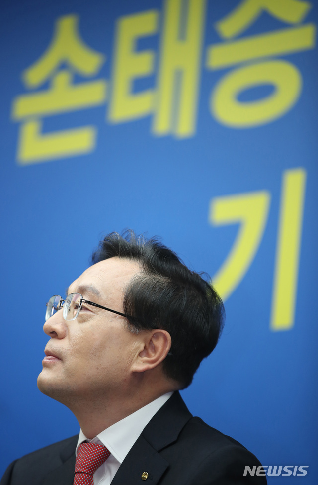 【서울=뉴시스】박미소 수습기자 = 손태승 우리금융그룹 회장 겸 은행장이 14일 오후 서울 중구 우리은행 본점에서 열린 기자간담회에서 기자의 질문을 경청하고 있다. 2019.01.14.&nbsp; misocamera@newsis.com