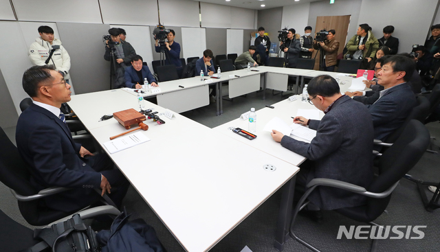 【서울=뉴시스】김병문 수습기자 = 김영규 대한빙상경기연맹 관리위원장이 14일 오후 서울시 송파구 올림픽공원 벨로드롬 동계종목사무국 회의실에서 열린 2019 제2차 관리위원회 회의에 참석해 인사말을 하고 있다. 2019.01.14.&nbsp; photo@newsis.com