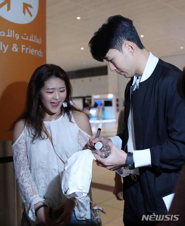 【두바이(아랍에미리트)=뉴시스】김진아 기자 = 대한민국 축구대표팀 손흥민이 2019 AFC 아시안컵에 출전하기 위해 14일 오후(현지시간) 아랍에미리트 두바이공항에 입국, 팬에게 사인해주고 있다. 2019.01.14.&nbsp;&nbsp; bluesoda@newsis.com