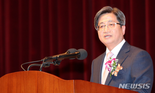 【고양=뉴시스】박주성 기자 = 김명수 대법원장이 14일 오후 경기도 고양시 일산동구 사법연수원 대강당에서 열린 '제48기 사법연수생 수료식'에서 치사를 하고 있다. 2019.01.14. park7691@newsis.com