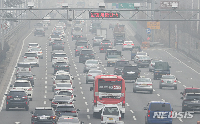 【서울=뉴시스】박주성 기자 = 고농도 미세먼지가 기승을 부리면서 수도권을 포함한 전국 곳곳에 미세먼지 비상저감조치가 시행된 14일 오후 서울 강변북로 가양대교 인근에 설치된 노후 경유차 단속 CCTV 아래로 차량이 지나가고 있다. 2019.01.14.&nbsp; park7691@newsis.com