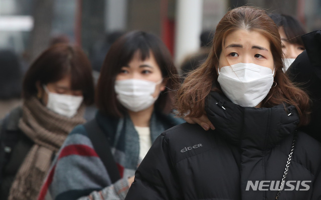 【서울=뉴시스】박미소 수습기자 = 초미세먼지가 '매우나쁨' 수준으로 '고농도 미세먼지 비상저감조치'가 시행된 14일 오후 서울 중구 명동거리에서 시민들이 미세먼지 마스크를 착용한 채 발걸음을 옮기고 있다. 2019.01.14.&nbsp; misocamera@newsis.com 