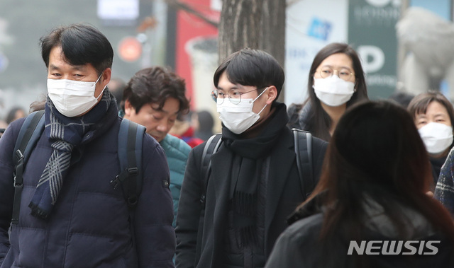 【서울=뉴시스】박미소 수습기자 = 초미세먼지가 '매우나쁨' 수준으로 '미세먼지 비상저감조치'가 시행된 14일 오후 서울 중구 명동거리에서 시민들이 미세먼지 마스크를 착용한 채 발걸음을 옮기고 있다. 2019.01.14. misocamera@newsis.com