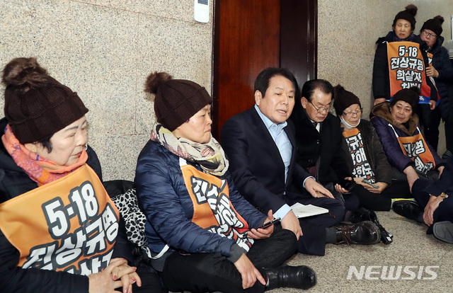 【서울=뉴시스】이종철 기자 = 자유한국당 정양석 원내수석부대표가 14일 오후 서울 여의도 국회 한국당 원내대표실앞에서 농성중인 5.18 희생자-부상자 어머니들에게 한국당이 추천한 5.18진상규명 조사위원회 위원들을 설명하고 있다. 2019.01.14.jc4321@newsis.com