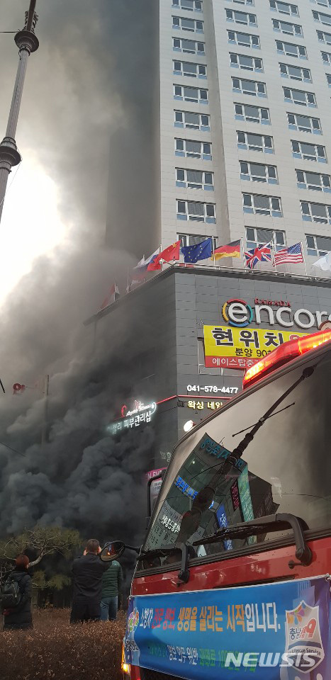 【천안=뉴시스】함형서 기자 = 14일 오후 4시 56분께 충남 천안시 서북구 쌍용동 라마다 호텔 지하에서 화재가 발생했다. 소방당국이 화재 진압에 나섰다. 2019.01.14(사진=뉴시스 독자 제공)photo@newsis.com