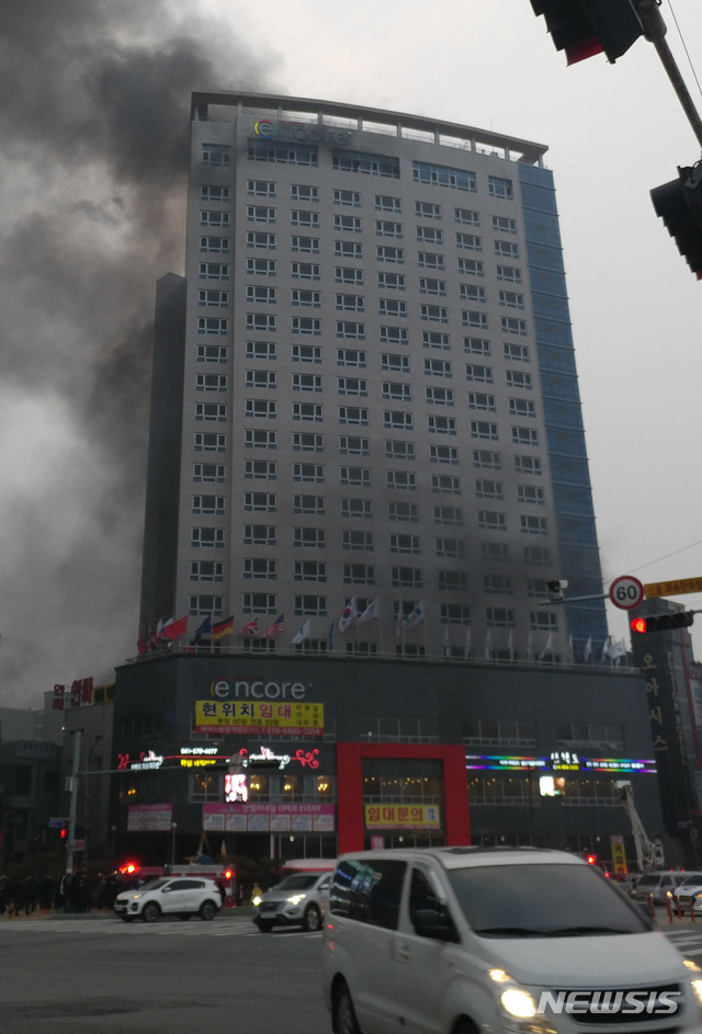 【천안=뉴시스】이종익 기자 = 14일 오후 4시 56분께 충남 천안시 서북구 쌍용동의 한 호텔에서 불이 나고 있다. 2019.01.14. 007news@newsis.com