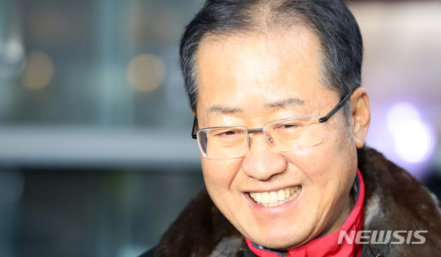 【서울=뉴시스】이영환 기자 = 홍준표 자유한국당 전 대표가 영화 보헤미안 랩소디를 관람하기 위해 14일 오후 서울 중구의 한 극장으로 들어서며 미소짓고 있다. 2019.01.14.&nbsp; 20hwan@newsis.com