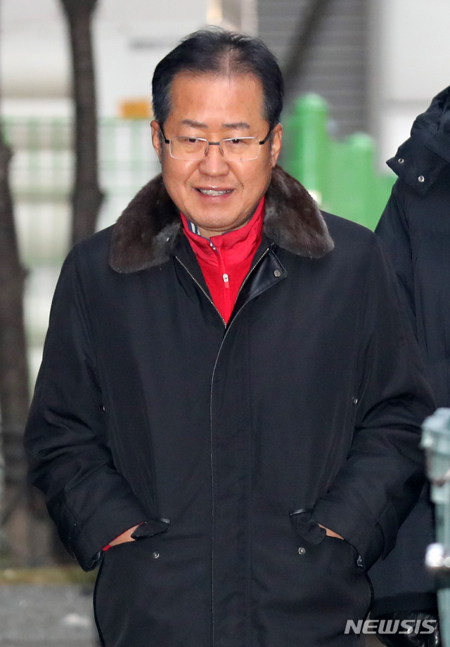 【서울=뉴시스】이영환 기자 = 홍준표 자유한국당 전 대표가 영화 보헤미안 랩소디를 관람하기 위해 14일 오후 서울 중구의 한 극장으로 들어서고 있다. 2019.01.14.&nbsp; 20hwan@newsis.com