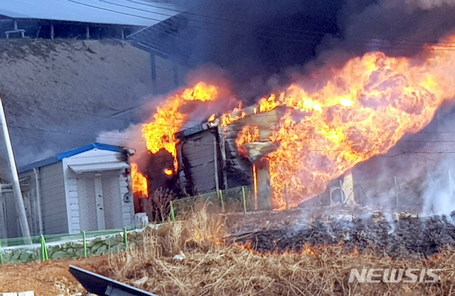 【완도=뉴시스】류형근 기자 = 14일 오후 2시21분께 전남 완도군 한 태양광발전소에서 불이나 소방서 추산 18억원 상당의 재산피해가 발생했다. 2019.01.14. (사진=전남 해남소방서 제공) photo@newsis.com (사진=뉴시스DB)