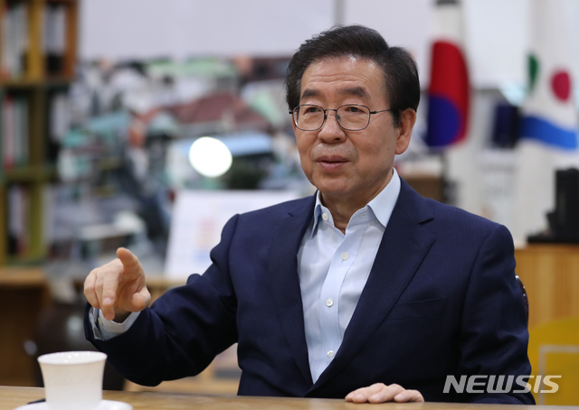 【서울=뉴시스】고승민 기자 = 박원순 서울시장이 지난 10일 서울시청 시장실에서 뉴시스와 인터뷰를 하고 있다. 2019.01.15.kkssmm99@newsis.com