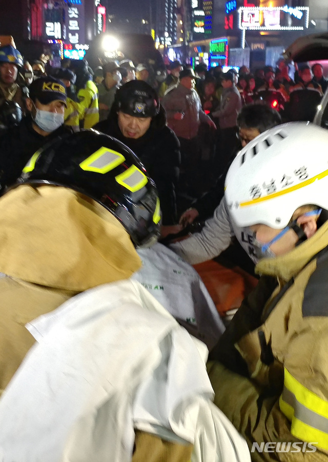 【천안=뉴시스】이종익 기자 = 14일 오후 4시 56분께 충남 천안시 서북구 쌍용동의 다중이용시설인 라마다앙코르 호텔에서 불이나 직원 A씨가 호텔 지하 1층 린넨실에서 숨진채 발견 돼 소방대원들이 시신을 수습하고 있다. 2019.01.14 007news@newsis.com 