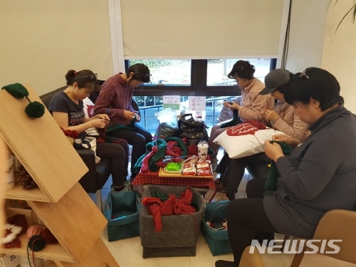 【서울=뉴시스】서울50플러스재단 마음온도 캠페인 모습. 2019.01.15. (사진=서울시 제공)