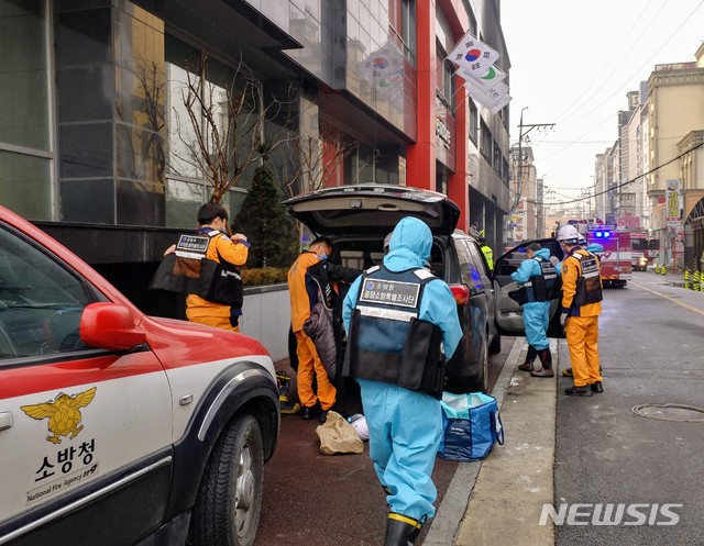 【천안=뉴시스】이종익 기자 = 소방청 중앙소방특별조사단이 15일 오전 충남 천안시 서북구 쌍용동 천안라마다앙코르호텔 화재 현장에서 화재원인 감식과 소방시설 점검 등을 위한 화재감식을 준비하고 있다. 2019.01.15. 007news@newsis.com