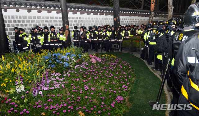 [서울=뉴시스] 경찰 병력이 지난 2013년 4월26일 서울 중구 덕수궁 대한문 앞에서 열린 '쌍용자동차 국정조사 촉구 촛불문화제'에서 쌍용차 분향소 철거자리에 설치된 화단을 막고 있다. (사진=뉴시스 DB). photo@newsis.com