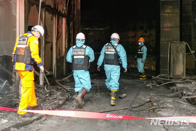 【천안=뉴시스】이종익 기자 = 소방청 중앙소방특별조사단이 15일 오전 충남 천안시 서북구 쌍용동 천안라마다앙코르호텔 화재 현장에서 화재원인 감식과 소방시설 점검 등을 위한 화재감식을 위해 건물로 들어서고 있다. 2019.01.15. 007news@newsis.com