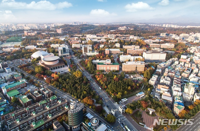 【전주=뉴시스】윤난슬 기자 = 전북대 지역선도대학육성시범사업단은 국가 추진과제인 농생명 6차 산업 발전을 이끌 농생명 융합인재 양성을 위해 '혁신도시 맞춤형 인력양성 프로그램'을 전개했다고 3일 밝혔다. 전북대 전경. 2019.02.03(사진=전북대 제공) photo@newsis.com