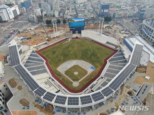 【창원=뉴시스】강경국 기자 = 오는 2월28일 준공 예정인 경남 창원시 마산회원구 양덕동의 마산야구센터 창원NC파크 야구장이 15일 현재 공정률 92%를 기록하며 마무리 공사가 한창이다. 2019.01.15. (사진=창원시청 제공)photo@newsis.com