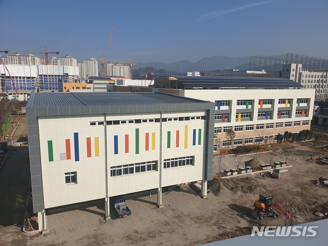 【창원=뉴시스】 홍정명 기자 = 오는 3월 개교 예정으로 마무리 공사가 한창인 경남 진주시 충무공초등학교 전경.2019.01.15.(사진=경남도교육청 제공) photo@newsis.com