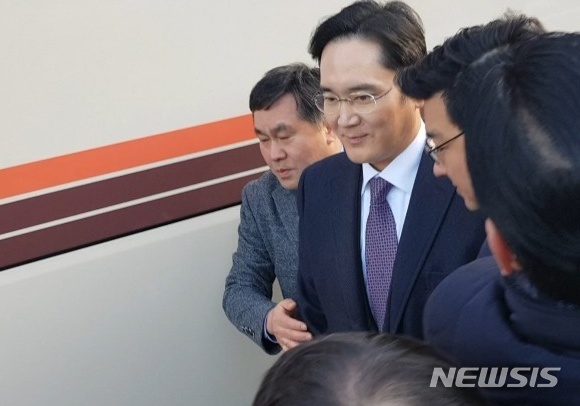 【서울=뉴시스】고은결 기자 = 문재인 대통령이 초청한 '2019 기업인과의 대화'를 마치고 준비된 차량으로 복귀하는 이재용 삼성전자 부회장. 2019.01.15. keg@newsis.com