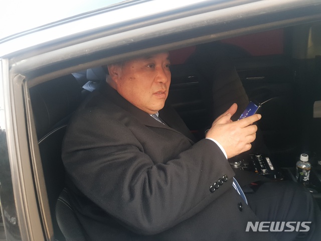 【서울=뉴시스】고은결 기자 = 문재인 대통령이 초청한 '2019 기업인과의 대화'를 마치고 준비된 차량에 탑승한 서정진 셀트리온 회장. 2019.01.15. keg@newsis.com