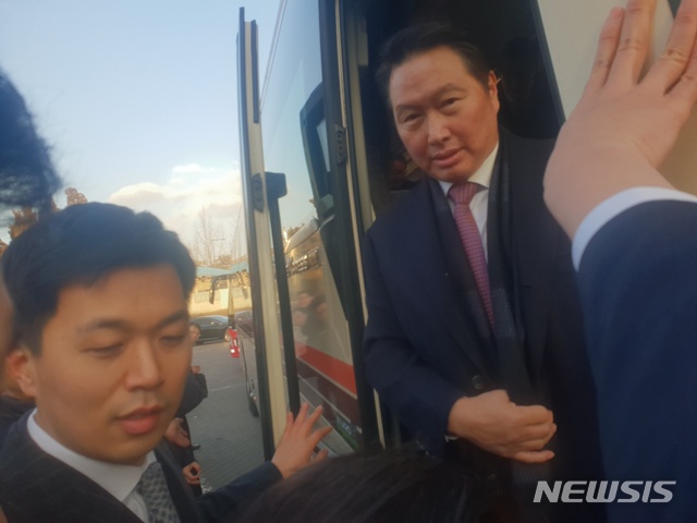 【서울=뉴시스】고은결 기자 = 문재인 대통령이 초청한 '2019 기업인과의 대화'를 마치고 준비된 차량으로 복귀하는 최태원 SK 회장. 2019.01.15. keg@newsis.com