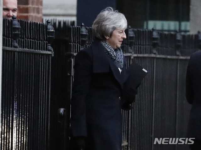  【런던=AP/뉴시스】 테리사 메이 영국 총리가 14일(현지시간) 런던 다우닝 10번가 총리 관저를 나서고 있다. 이날 메이 총리는 하원을 찾아 영국과 유럽연합(EU) 간 브렉시트(영국의 유럽연합 탈퇴) 합의안의 승인을 촉구했다. 하원은 15일 오후 7시께 브렉시트 합의안에 대한 승인투표(meaningful vote)를 실시한다. 2019.01.15. 