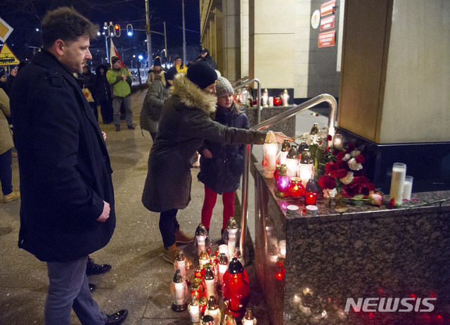 【그단스크=AP/뉴시스】폴란드 그단스크시 시민들이 14일(현지시간) 시내 곳곳에서 촛불을 밝히며 파델 아다모비츠(53) 그단스크 시장의 사망을 추모하고 있다. 아다모비츠 시장은 지난 13일 자선행사에 참석했다가 괴한의 습격을 받고 이틀만에 숨졌다. 2019.01.15.