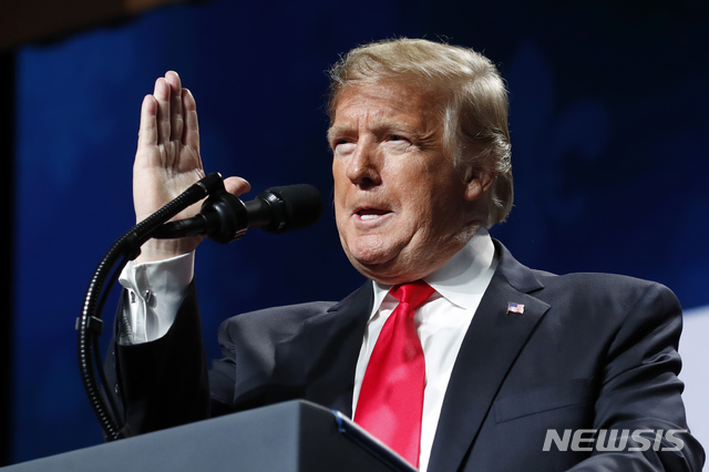 【뉴올리언스=AP/뉴시스】도널드 트럼프 미국 대통령이 14일(현지시간) 미 루이지애나주 뉴올리언스에서 열린 제100차 미농업연맹 총회에서 연설하고 있다.&nbsp; 트럼프 대통령은 연설 중 "멕시코 국경장벽 건설은 미국을 방어하는 것"이라며 국민의 안전에 관한 한 절대 물러서지 않을 것을 밝혔다. 2019.01.15. 