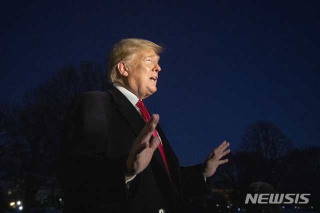 【워싱턴=AP/뉴시스】도널드 트럼프 미국 대통령이 14일(현지시간) 미 루이지애나주 뉴올리언스에서 열린 제100차 미농업연맹 총회에서 돌아와 백악관 사우스론에서 기자들에게 발언하고 있다. 트럼프 대통령은 앞서 "멕시코 국경장벽 건설은 미국을 방어하는 것"이라며 국민의 안전에 관한 한 절대 물러서지 않을 것을 밝힌 바 있다. 2019.01.15.