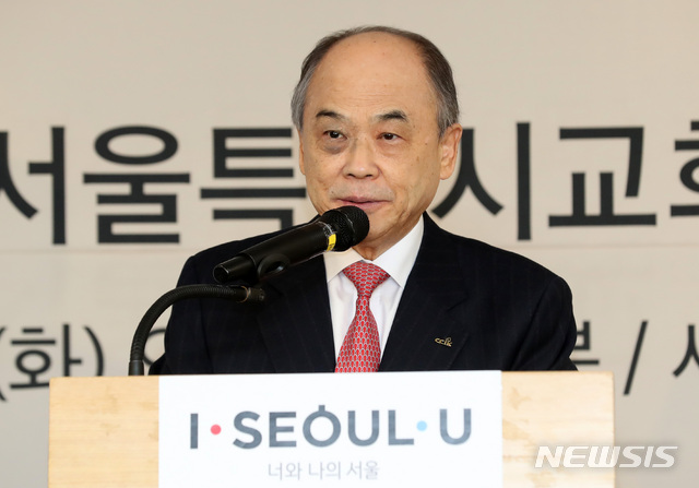 【서울=뉴시스】이영환 기자 = 권태진 한국교회연합 대표회장이 15일 오전 서울 종로구 세종문화회관 세종홀에서 열린 '서울시민을 위한 신년기도회'에 참석해 축사를 하고 있다. 2019.01.15. 20hwan@newsis.com