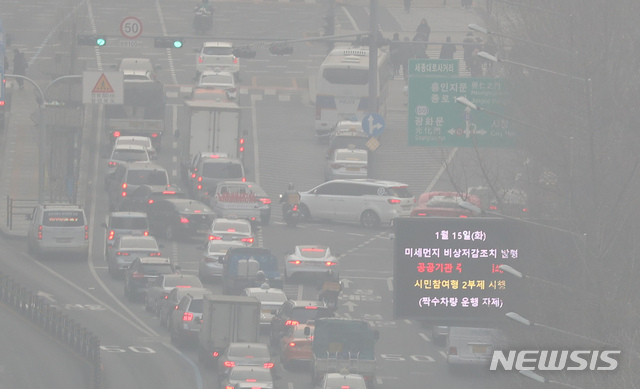 【서울=뉴시스】고승민 기자 = 고농도 미세먼지가 여전히 기승을 부린 15일 오전 서울 광화문사거리 일대 대기가 뿌옇다. 2019.01.15. kkssmm99@newsis.com