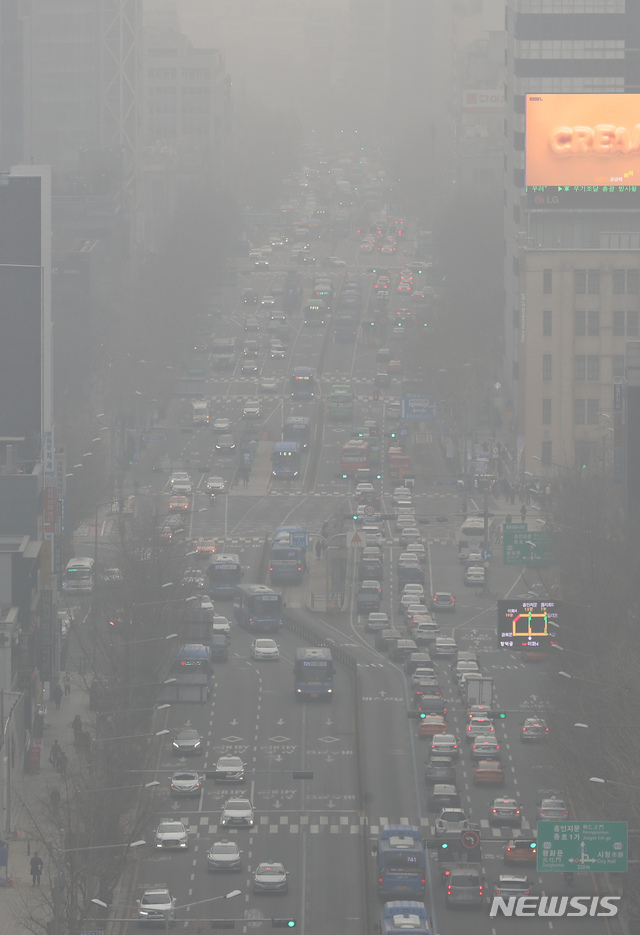 【서울=뉴시스】고승민 기자 = 고농도 미세먼지가 여전히 기승을 부린 15일 오전 서울 광화문사거리 일대 대기가 심하게 뿌옇다. 2019.01.15.kkssmm99@newsis.com