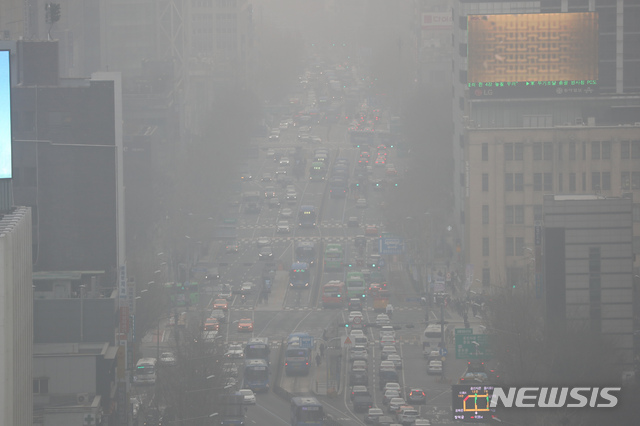 【서울=뉴시스】고승민 기자 = 고농도 미세먼지가 여전히 기승을 부린 15일 오전 서울 광화문사거리 일대 대기가 심하게 뿌옇다. 2019.01.15.kkssmm99@newsis.com
