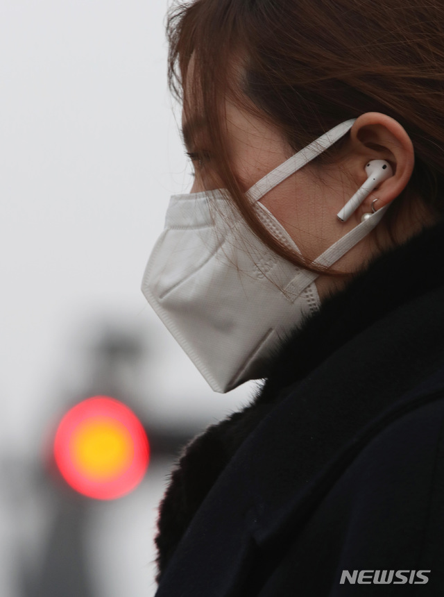 【서울=뉴시스】박미소 수습기자 = 3일째 수도권 미세먼지 비상저감조치가 발령 중인 15일 오전 서울 종로구 광화문 네거리에서 한 시민이 미세먼지 마스크를 쓰고 있다. 2019.01.15.&nbsp; misocamera@newsis.com