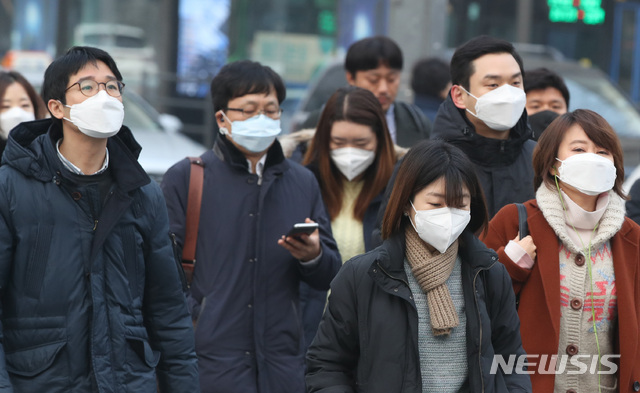 【서울=뉴시스】박미소 수습기자 = 3일째 수도권 미세먼지 비상저감조치가 발령 중인 15일 오전 서울 종로구 광화문 네거리에서 시민들이 미세먼지 마스크를 쓰고 발걸음을 옮기고 있다. 2019.01.15.&nbsp; misocamera@newsis.com