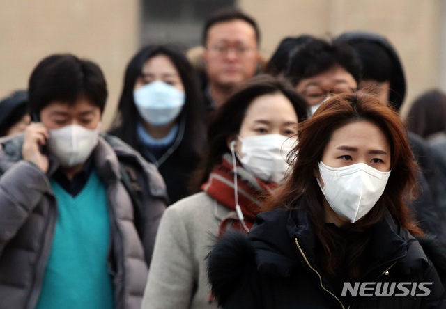 【서울=뉴시스】박미소 수습기자 = 3일째 수도권 미세먼지 비상저감조치가 발령 중인 15일 오전 서울 종로구 광화문 네거리에서 시민들이 미세먼지 마스크를 쓰고 발걸음을 옮기고 있다. 2019.01.15.  misocamera@newsis.com