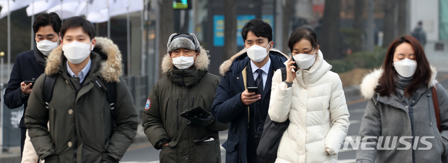 【서울=뉴시스】김선웅 기자 = 미세먼지 농도가 매우나쁨 상태를 나타낸 15일 오전 서울 종로구 광화문광장에서 마스크를 쓴 시민들이 길을 걷고 있다. 2019.01.15.&nbsp; mangusta@newsis.com