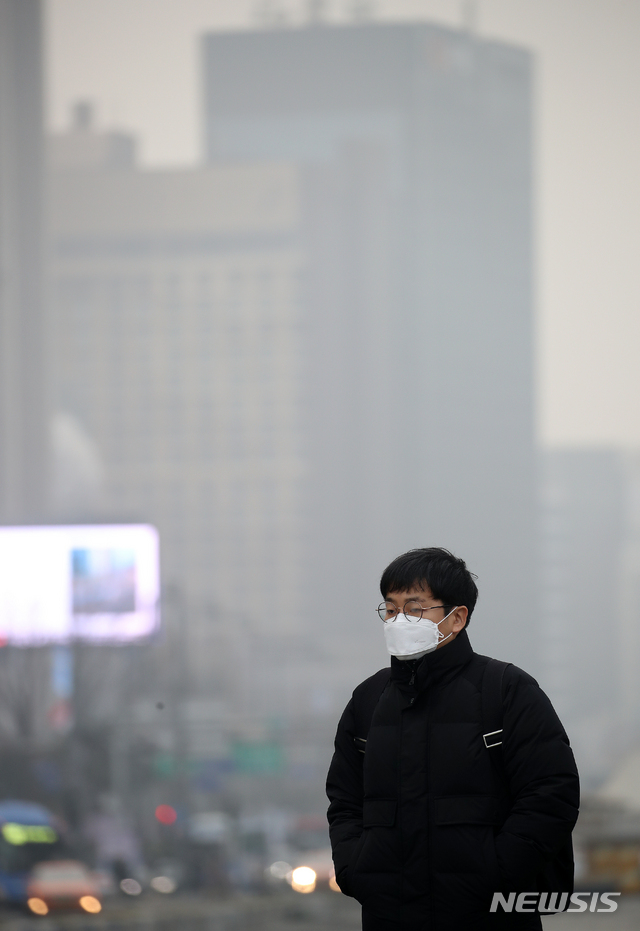 【서울=뉴시스】김선웅 기자 = 미세먼지 농도가 매우나쁨 상태를 나타낸 15일 오전 서울 종로구 광화문광장에서 마스크를 쓴 시민이 길을 걷고 있다. 2019.01.15. mangusta@newsis.com