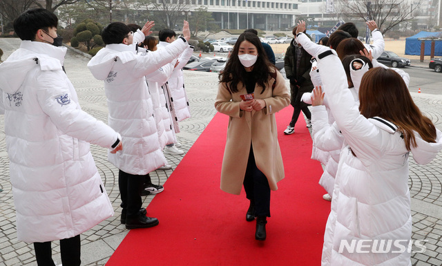 【서울=뉴시스】이영환 기자 = 15일 오전 서울 관악구 서울대학교 문화관에서 열린 2019학년도 수시 합격생 새내기 OT에서 재학생 멘토들이 신입생들을 반기고 있다. 2019.01.15. 20. hwan@newsis.com