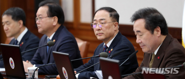 【서울=뉴시스】박주성 기자 = 홍남기 경제부총리 겸 기획재정부 장관이 15일 오전 서울 세종로 정부서울청사에서 열린 국무회의에서 이낙연 국무총리의 모두발언을 경청하고 있다. 2019.01.15. park7691@newsis.com