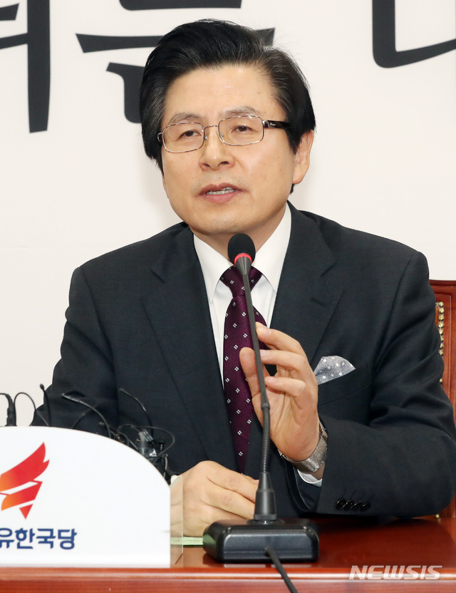 【서울=뉴시스】박영태 기자 = 황교안 전 총리가 15일 오전 서울 영등포구 여의도 국회에서 열린 자유한국당 입당식에서 취재진 질문에 답변하고 있다. 2019.01.15. since1999@newsis.com