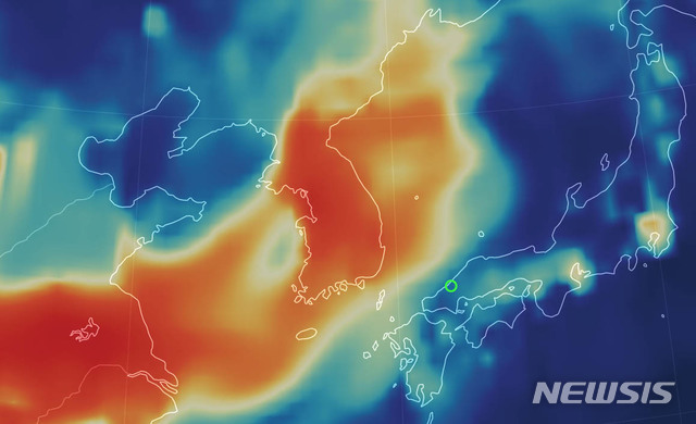 【서울=뉴시스】 사흘째 최악의 초미세먼지 기승을 부리고 있는 15일 오전 미국 국립기상청의 데이터를 기반으로 지표면의 기상 상황을 나타내는 사이트(earth.nullschool.net)에 나타난 붉은 초미세먼지(PM2.5) 표시가 한반도를 뒤덮고 있다. 붉은색이 진할수록 초미세먼지(PM2.5) 농도가 짙다. 2019.01.15. (사진=earth.nullschool.net 사이트 캡쳐)&nbsp; photo@newsis.com 