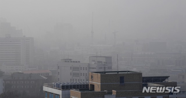 【광주=뉴시스】신대희 기자 = 광주와 전남 대부분지역에 초미세먼지 주의보(PM2.5)가 내려진 15일 오전 광주 북구 용봉동 일대가 미세먼지로 인해 뿌옇게 보이고 있다. 2019.01.15.sdhdream@newsis.com