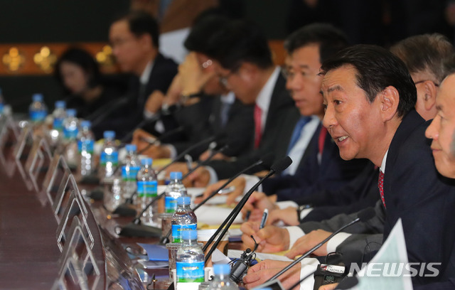 【서울=뉴시스】배훈식 기자 = 권용원 금융투자협회 회장이 15일 오전 서울 여의도 금융투자협회에서 열린 이해찬 더불어민주당 금융투자업계 현장 간담회에 참석, 인사말을 하고 있다. 2019.01.15.&nbsp; dahora83@newsis.com