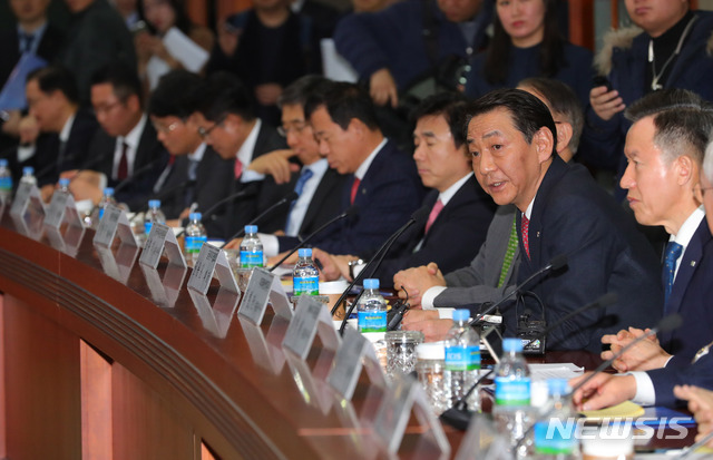 【서울=뉴시스】배훈식 기자 = 권용원 금융투자협회 회장이 15일 오전 서울 여의도 금융투자협회에서 열린 이해찬 더불어민주당 금융투자업계 현장 간담회에 참석, 인사말을 하고 있다. 2019.01.15. dahora83@newsis.com