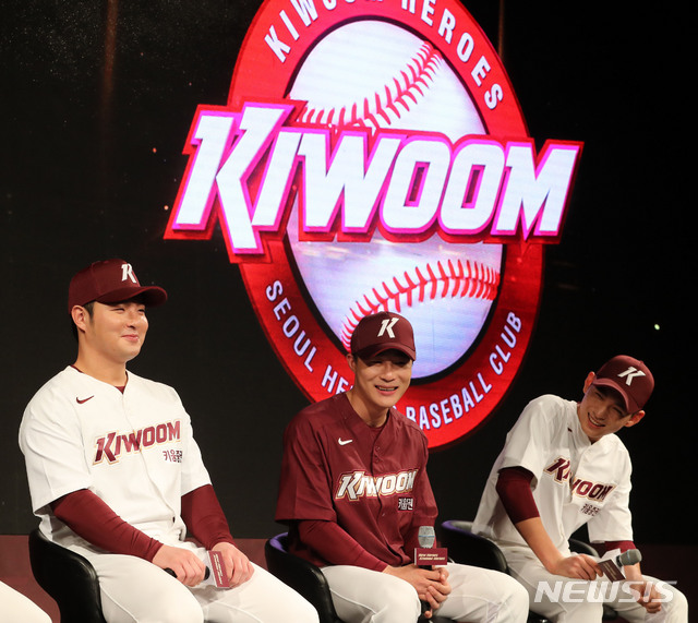 【서울=뉴시스】박주성 기자 = 15일 오전 서울 광화문 포시즌스 호텔 서울에서 열린 키움히어로즈 출범식에서 키움히어로즈의 선수들이 새로운 유니폼을 입고 인터뷰 도중 웃음을 짓고 있다. 사진 왼쪽부터 박병호, 김하성, 이정후 선수. 2019.01.15. park7691@newsis.com