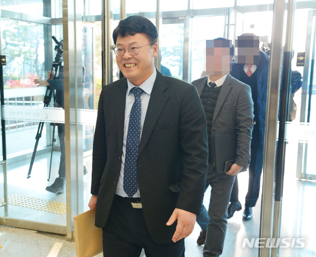 【울산=뉴시스】배병수 기자 = 공직선거법 위반 혐의를 받고 있는 김진규 울산 남구청장이 15일 오전 첫 재판을 받기 위해 울산지방법원으로 들어서고 있다. 2019.01.15. bbs@newsis.com.